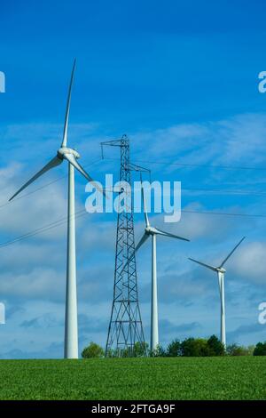 Éoliennes et pylône électrique - Vienne (86), France. Banque D'Images