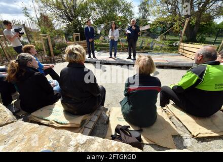 Erfurt, Allemagne. 21 mai 2021. Dans le "jardin des associations" sur le terrain du Federal Horticultural Show, le "sceau de la qualité de l'éducation pour le développement durable" sera présenté aux lauréats. La cérémonie de remise des prix pour le parc naturel des montagnes Slate de Thuringe/Upper Saale, l'auberge de jeunesse « Urwald Life Camp » à Lauterbach et Thüringen Forst était initialement prévue pour octobre 2020. Credit: Martin Schutt/dpa-Zentralbild/dpa/Alay Live News Banque D'Images