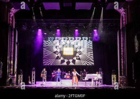 Londres, le 21 mai 2021. Le Theaterland de Londres rouvre après une fermeture de 15 mois en raison de la pandémie du coronavirus. En tant qu'ABBA MANIA (Rhiannon porter comme Agnetha Fältskog, JoJO Desmond comme Anni-Frid Lyngstad, Edward Handoll comme Björn Ulvaeus et Directeur musical Loucas Hajiantoni comme Benny Andertessson), ouvre ses portes au Théâtre Shafbury, le 21 mai 2021 Marquer les productions revient dans le West End pour la première fois depuis près de deux décennies. Amanda Rose/Alamy Live News crédit: amanda rose/Alamy Live News Banque D'Images