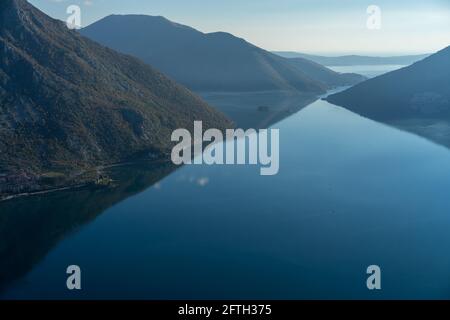 Vieille ville de Perast dans la baie de Kotor, église et deux îles avec le monastère de Saint-Georges Banque D'Images