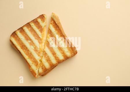 Délicieux sandwich grillé sur fond beige, espace pour le texte Banque D'Images