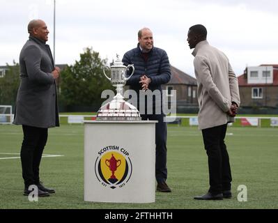 (De gauche à droite) l'ancien footballeur écossais Chris Iwelumo, le duc de Cambridge et le footballeur anglais professionnel Marvin Bartley, L'OMS joue pour le club écossais de la Premiership, Livingston, debout près de la coupe écossaise, lors d'une visite au stade Ainslie Park du Spartans FC à Édimbourg pour en savoir plus sur les initiatives du football écossais qui se font le champion de la santé mentale avant la finale de la coupe écossaise samedi. Date de la photo: Vendredi 21 mai 2021. Banque D'Images