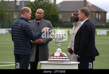 (De gauche à droite) le duc de Cambridge, l'ancien footballeur écossais Chris Iwelumo, le footballeur anglais professionnel Marvin Bartley, qui joue pour et capitaine du club écossais de la première direction Livingston et le directeur général de l'Association écossaise de football Ian Maxwell, debout près de la coupe écossaise, Lors d'une visite au stade Ainslie Park du Spartans FC à Édimbourg, vous découvrirez les initiatives du football écossais qui se font le champion de la santé mentale avant la finale de la coupe écossaise samedi. Date de la photo: Vendredi 21 mai 2021. Banque D'Images