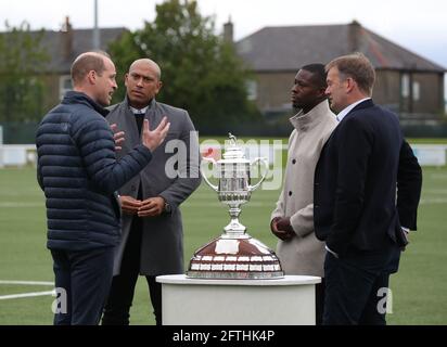 (De gauche à droite) le duc de Cambridge, l'ancien footballeur écossais Chris Iwelumo, le footballeur anglais professionnel Marvin Bartley, qui joue pour et capitaine du club écossais de la première direction Livingston et le directeur général de l'Association écossaise de football Ian Maxwell, debout près de la coupe écossaise, Lors d'une visite au stade Ainslie Park du Spartans FC à Édimbourg, vous découvrirez les initiatives du football écossais qui se font le champion de la santé mentale avant la finale de la coupe écossaise samedi. Date de la photo: Vendredi 21 mai 2021. Banque D'Images