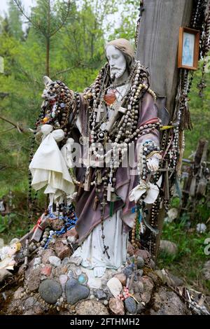 Figurine Jésus décorée de perles et de nombreuses autres symboles Éléments à Cross Hill à Kegums Lettonie Banque D'Images