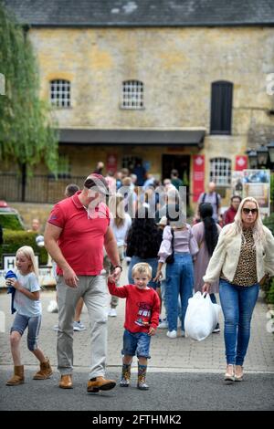 La foule au musée Cotswold Motaing dans le village de Bourton-sur-l'eau qui connaît un nombre de visiteurs sans précédent pendant le Coronavir Banque D'Images