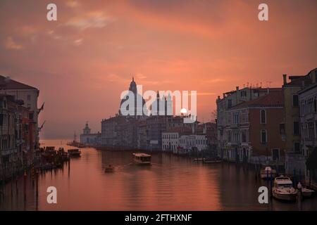 L'église de Santa Maria della Salute au crépuscule vue Du pont sur le Grand Canal à l'Academia In La ville de Venise en Italie Banque D'Images