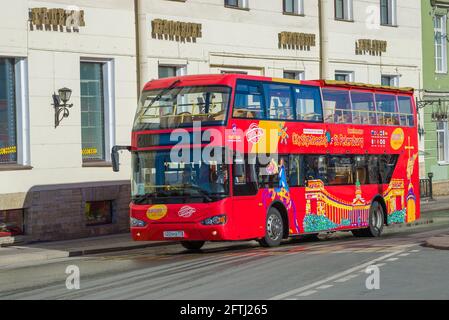 ST. PETERSBOURG, RUSSIE - 18 AVRIL 2021 : bus rouge à impériale d'excursion sur la rue de la ville par une journée ensoleillée Banque D'Images