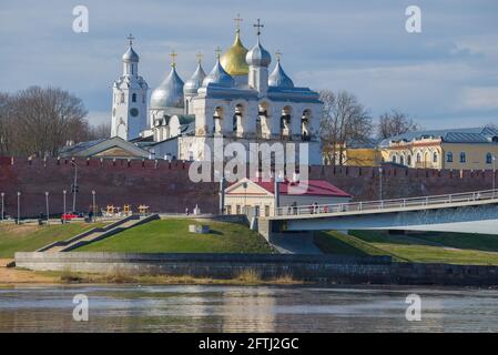 Vue sur le beffroi et les dômes de Sainte-Sophie le matin ensoleillé d'avril. Kremlin de Veliky Novgorod, Russie Banque D'Images