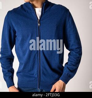 guy dans une veste bleue avec une serrure sur un fond blanc. Banque D'Images