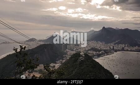 Panorama paysage de Rio de Janeiro avec Copa Cabana, ciel nuageux, lumière de moody, plages et horizon Banque D'Images