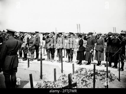 Première Guerre mondiale, première Guerre mondiale, Front occidental - funérailles d'une infirmière de la Croix-Rouge britannique qui a été tuée lors d'un raid aérien allemand dans un hôpital de la Croix-Rouge, autour du cimetière, en France Banque D'Images