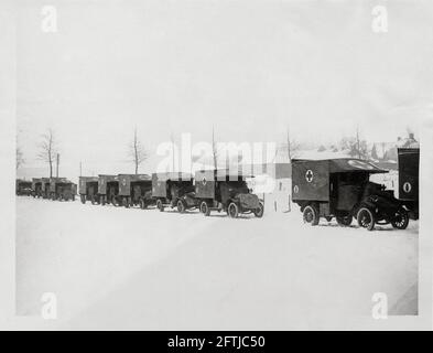 Première Guerre mondiale, première Guerre mondiale, Western Front - les voitures Ambulance attendent des commandes dans la neige, France Banque D'Images