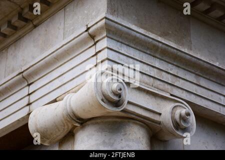 tête de colonne en pierre classique de style ancien et détail de la frise. vieux concept d'architecture. matériau de construction en béton préfabriqué. trave lconcept Banque D'Images