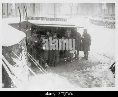 Première Guerre mondiale, première Guerre mondiale, Front de l'Ouest - les troupes prenant un verre à la Canteen divisionnaire, France Banque D'Images