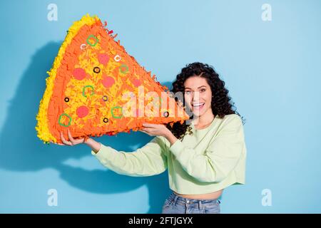 Photo de la gaie des mains de dame affamées tenir la grande pizza de papier sourire éclatant de collage isolé sur fond bleu Banque D'Images