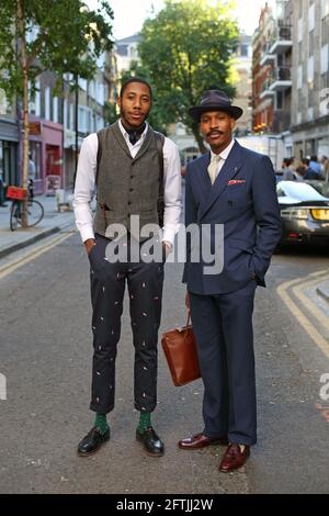 Portrait complet de deux jeunes hommes noirs Londres, Royaume-Uni Banque D'Images