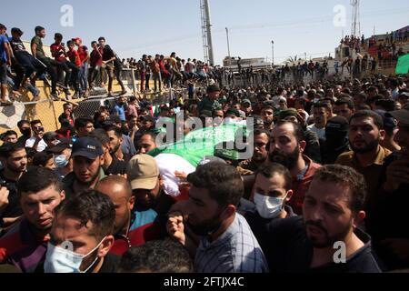 Khan Younis, Gaza. 21 mai 2021. Les gens portent un corps d'un des Palestiniens tués lors de la fightingl israélo-palestinien à Khan Younis, dans le sud de la bande de Gaza, le vendredi 21 mai 2021. Photo par Ismael Mohamad/UPI crédit: UPI/Alay Live News Banque D'Images