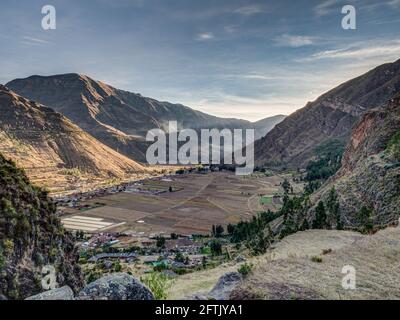 Pisac, Pérou - Mai 2016: Vue de dessus sur la ville de Pisac dans la Vallée Sacrée du Pérou dans la Vallée Sacrée des Incas et une vue sur les Andes, Pérou, Cusco Banque D'Images