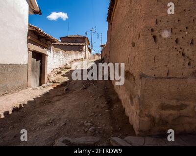 Maras, Pérou 20 mai 2016 : rue à Moras. Les maisons des ruraux pauvres sont faites de matériaux locaux, avec des planchers de terre emballée, des murs d'adobe et de da Banque D'Images