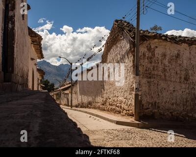 Maras, Pérou 20 mai 2016 : rue à Moras. Les maisons des ruraux pauvres sont faites de matériaux locaux, avec des planchers de terre emballée, des murs d'adobe et de da Banque D'Images