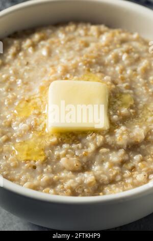 Flocons d'avoine écossais crémeux faits maison avec une garniture de beurre Banque D'Images