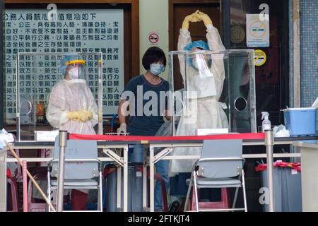 Taipei, Taïwan. 21 mai 2021. Le personnel médical a vu s'étirer dans un centre d'essai de la COVID-19 à New Taipei City.Taiwan a confirmé 315 nouveaux cas de COVID-19 après que les autorités ont signalé l'alerte de la COVID-19 au niveau national 3. (Photo de Walid Berrazeg/SOPA Images/Sipa USA) crédit: SIPA USA/Alay Live News Banque D'Images