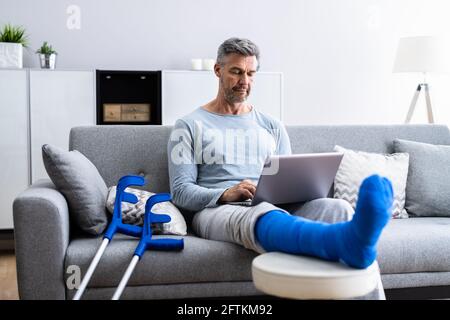 Homme blessé avec jambe cassée en fonte Banque D'Images