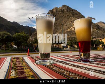 Ollantaytambo, Pérou - 20 mai 2016: Boisson péruvienne - pisco sour, fabriqué sur la base de la vodka pisco sur le fond des montagnes dans la ville d'OL Banque D'Images