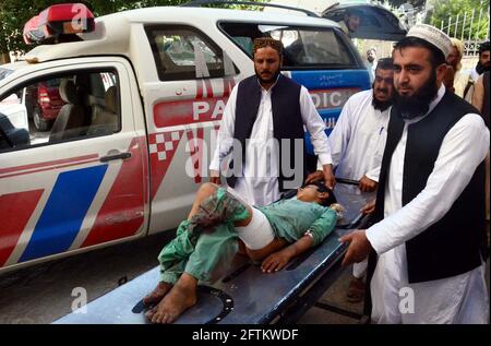 Les responsables des secours déplacent les blessés de Chaman Blast vers le centre de traumatologie de Quetta à Quetta le vendredi 21 mai 2021. Six personnes ont été tuées et 14 autres ont été blessées lors d'une explosion dans la ville. Banque D'Images