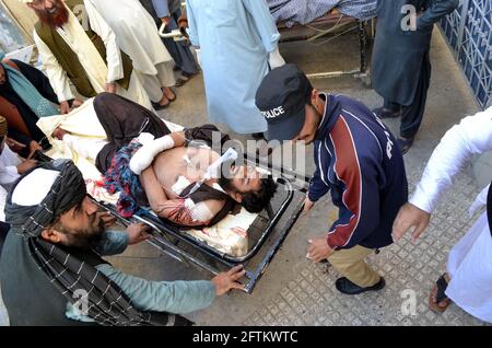 Les responsables des secours déplacent les blessés de Chaman Blast vers le centre de traumatologie de Quetta à Quetta le vendredi 21 mai 2021. Six personnes ont été tuées et 14 autres ont été blessées lors d'une explosion dans la ville. Banque D'Images