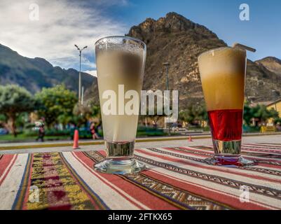 Ollantaytambo, Pérou - 20 mai 2016: Boisson péruvienne - pisco sour, fabriqué sur la base de la vodka pisco sur le fond des montagnes dans la ville d'OL Banque D'Images