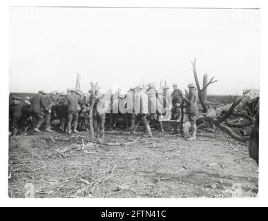 Première Guerre mondiale, première Guerre mondiale, Front occidental - Groupe de travail qui défrige l'épave des arbres sur la route Amiens-St Quentin, France Banque D'Images