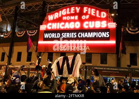 Chicago, États-Unis. 02 novembre 2016. Les fans applaudissent à l'extérieur de Wrigley Field après que les Chicago Cubs ont battu les Cleveland Indians dans le jeu 7 de la série mondiale le 2 novembre 2016, à Chicago. (Photo par Armando L. Sanchez/Chicago Tribune/TNS/Sipa USA) crédit: SIPA USA/Alay Live News Banque D'Images