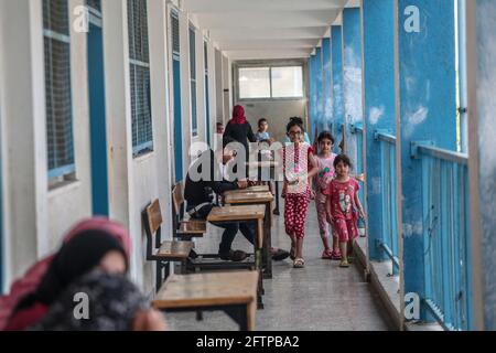 Gaza. 21 mai 2021. Les élèves du secondaire étudient à l'intérieur d'une école des Nations Unies où de nombreuses familles palestiniennes déplacées ont cherché refuge dans le cadre de frappes aériennes et de bombardements des forces israéliennes. Banque D'Images