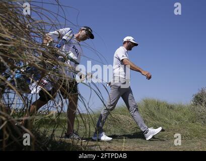 Kiawah Island, États-Unis. 21 mai 2021. Dustin Johnson part du 15ème green au deuxième tour du 103ème championnat PGA au Kiawah Island Golf Resort Ocean course sur Kiawah Island, Caroline du Sud, le vendredi 21 mai 2021. Photo de John Angelillo/UPI crédit: UPI/Alay Live News Banque D'Images