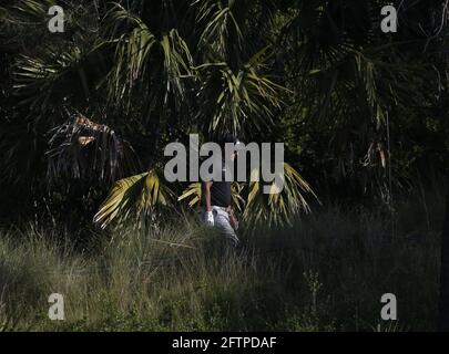 Kiawah Island, États-Unis. 21 mai 2021. Phil Mickelson marche jusqu'à la 13e boîte à tee dans le deuxième tour du 103e championnat PGA au Kiawah Island Golf Resort Ocean course sur Kiawah Island, Caroline du Sud, le vendredi 21 mai 2021. Photo de John Angelillo/UPI crédit: UPI/Alay Live News Banque D'Images