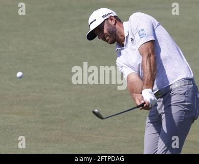 Kiawah Island, États-Unis. 21 mai 2021. Le vendredi 21 mai 2021, Dustin Johnson atteint un jeton au 14e tour du 103e championnat PGA au Kiawah Island Golf Resort Ocean course sur Kiawah Island, Caroline du Sud. Photo de John Angelillo/UPI crédit: UPI/Alay Live News Banque D'Images