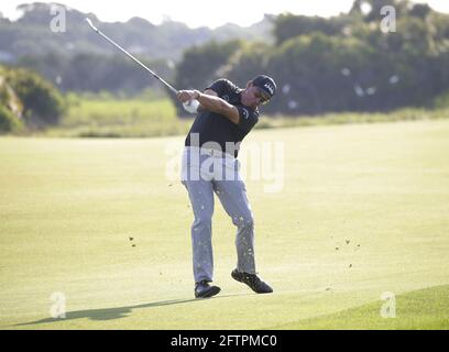 Kiawah Island, États-Unis. 21 mai 2021. Phil Mickelson réussit son tir d'approche au 11ème trou dans le deuxième tour du 103ème championnat PGA au Kiawah Island Golf Resort Ocean course sur Kiawah Island, Caroline du Sud, le vendredi 21 mai 2021. Photo de John Angelillo/UPI crédit: UPI/Alay Live News Banque D'Images