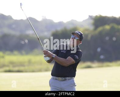 Kiawah Island, États-Unis. 21 mai 2021. Phil Mickelson réussit son tir d'approche au 11ème trou dans le deuxième tour du 103ème championnat PGA au Kiawah Island Golf Resort Ocean course sur Kiawah Island, Caroline du Sud, le vendredi 21 mai 2021. Photo de John Angelillo/UPI crédit: UPI/Alay Live News Banque D'Images