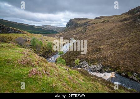 Une photo en été, en 3, de la rivière Dundonnell qui coule au-dessus de cascades dans la gorge de Dundonnell, à Wester Ross, en Écosse. 23 mai 2014 Banque D'Images