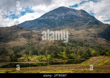 Un été 3 photo HDR image de Sgurr Dubh à Glen Torridon avec Loch Bharranch en premier plan, Northwest Highlands, Écosse. 26 mai 2014 Banque D'Images