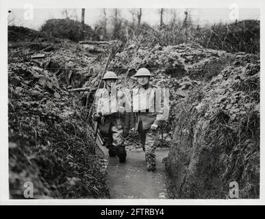 Première Guerre mondiale, première Guerre mondiale, front occidental - deux hommes dans une tranchée de communication inondée, France Banque D'Images