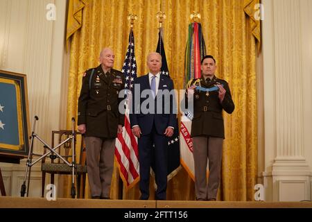 Le colonel Ralph Puckett de l'armée des États-Unis et le président américain Joe Biden se tiennent comme la citation est lue lors d'une cérémonie de remise de la Médaille d'honneur au colonel Puckett dans la salle est de la Maison Blanche à Washington, DC, le vendredi 21 mai 2021. Crédit: Stefani Reynolds/Pool via CNP/MediaPunch Banque D'Images