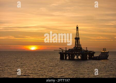 L'engin de forage semi-submersible Transocean Sedco 704 dans le centre de la mer du Nord, Royaume-Uni 2015 Banque D'Images