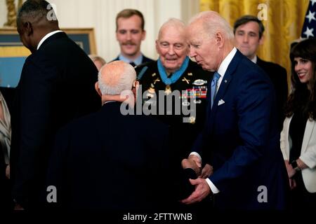 Washington, États-Unis. 21 mai 2021. Le président américain Joe Biden s'adresse aux participants à la suite d'une cérémonie de la Médaille d'honneur dans la salle est de la Maison Blanche à Washington, DC, le vendredi 21 mai 2021. Le colonel de l'armée Ralph Puckett a reçu l'honneur de servir pendant la guerre de Corée il y a près de 70 ans. Photo de piscine par Stefani Reynolds/UPI crédit: UPI/Alay Live News Banque D'Images