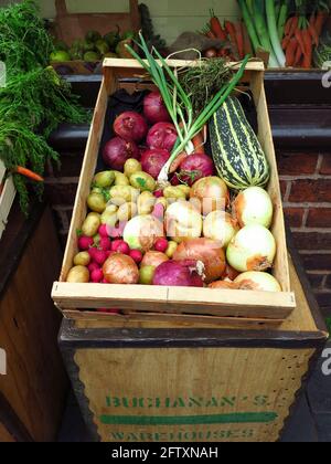 Des légumes frais sont exposés à l'extérieur du magasin Banque D'Images