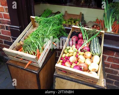 Des légumes frais sont exposés à l'extérieur du magasin Banque D'Images