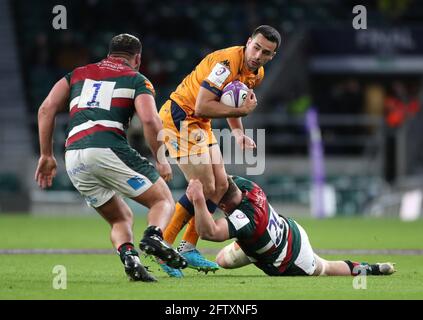 Alex Lozowski de Montpellier (au centre), affronté par Ben Youngs de Leicester Tigers (à droite) lors du match final de la coupe européenne de rugby à XV au stade de Twickenham, à Londres. Date de la photo: Vendredi 21 mai 2021. Banque D'Images