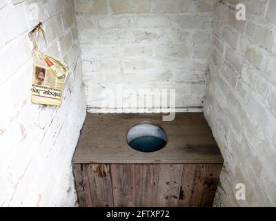 Toilettes extérieures démodées au Black Country Museum Dudley Banque D'Images